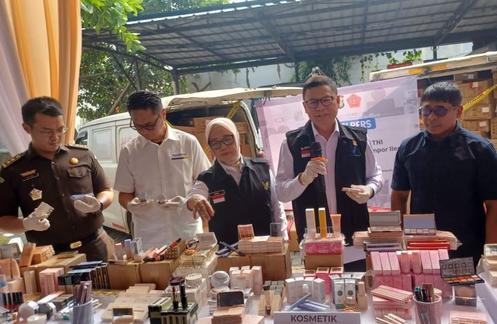 Kepala Badan Pengawas Obat dan Makanan (BPOM), Taruna Ikrar bersama TNI-Polri, Bea Cukai dan Kejaksaan Tinggi DKI menunjukkan barang bukti hasil penindakan sejumlah produk kosmetik ilegal asal Negara Tiongkok di kantor BPOM RI di Cipayung, Jakarta Timur, Senin (28/10/2024) siang. Foto: Joesvicar Iqbal/ipol.id