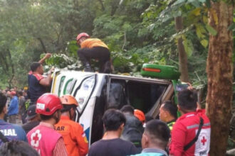 Bus, Rombongan Besan Tangerang, tabrakan, Terguling Pekalongan Jurang