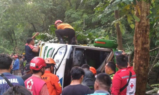 Bus, Rombongan Besan Tangerang, tabrakan, Terguling Pekalongan Jurang