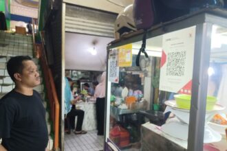 Seorang pria membeli nasi dengan lauknya di sebuah warung nasi di Jakarta, Senin (28/10/2024). Foto: Joesvicar Iqbal/ipol.id