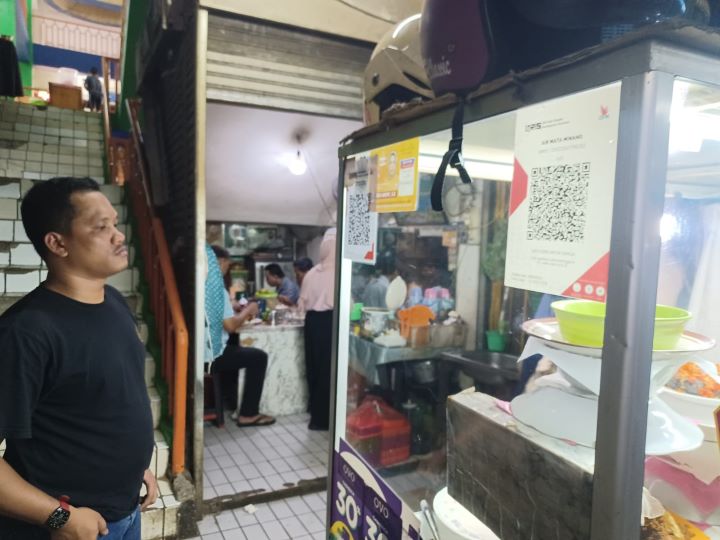 Seorang pria membeli nasi dengan lauknya di sebuah warung nasi di Jakarta, Senin (28/10/2024). Foto: Joesvicar Iqbal/ipol.id