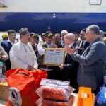 Kepala BNPB Letjen TNI Suharyanto bersama rombongan tiba di Bandara Internasional Aden disambut oleh Menteri Administrasi Lokal Republik Yaman, Husein Abdul Rahman Al-Aghbari, pada Selasa (15/10/2024). Foto: Ist