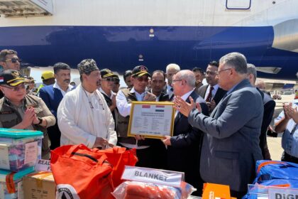 Kepala BNPB Letjen TNI Suharyanto bersama rombongan tiba di Bandara Internasional Aden disambut oleh Menteri Administrasi Lokal Republik Yaman, Husein Abdul Rahman Al-Aghbari, pada Selasa (15/10/2024). Foto: Ist