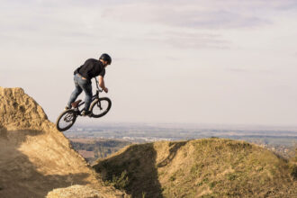 Solusi ideal merekam aksi ekstrem bagi penggemar olahraga downhill.