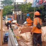 Suasana di lokasi proyek pembangunan saluran air yang terjadi longsoran di Jalan Jambore, Cibubur, Ciracas, Jakarta Timur, pada Senin (21/10/2024) sekitar pukul 10.00 WIB. Tiga pekerja terdampak timbunan tanah longsor. Foto: Joesvicar Iqbal/ipol.id