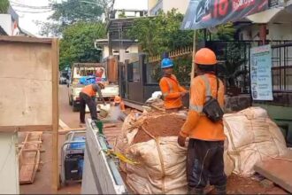 Suasana di lokasi proyek pembangunan saluran air yang terjadi longsoran di Jalan Jambore, Cibubur, Ciracas, Jakarta Timur, pada Senin (21/10/2024) sekitar pukul 10.00 WIB. Tiga pekerja terdampak timbunan tanah longsor. Foto: Joesvicar Iqbal/ipol.id