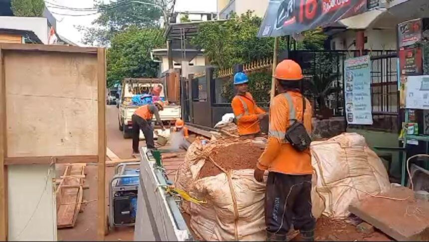 Suasana di lokasi proyek pembangunan saluran air yang terjadi longsoran di Jalan Jambore, Cibubur, Ciracas, Jakarta Timur, pada Senin (21/10/2024) sekitar pukul 10.00 WIB. Tiga pekerja terdampak timbunan tanah longsor. Foto: Joesvicar Iqbal/ipol.id