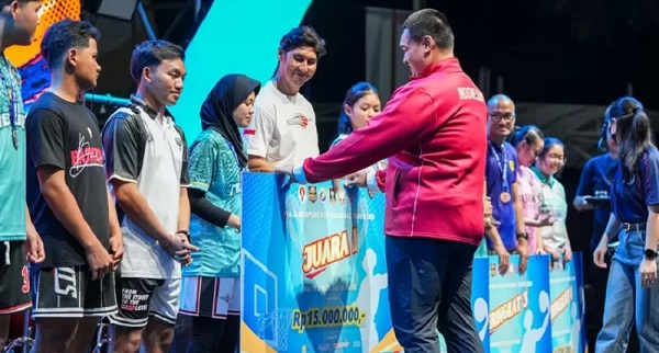 Menpora Dito saat menyerahkan hadiah kepada juara Menpora Fest 2024. (Kemenpora)