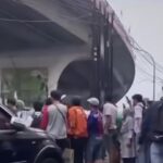 Pria nekat loncat dari Flyover Ciputat, Kota Tangerang Selatan, pada Senin (14/10/2024). Foto: IG, @ulujamitv