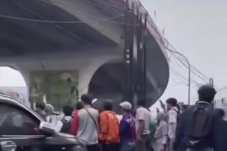 Pria nekat loncat dari Flyover Ciputat, Kota Tangerang Selatan, pada Senin (14/10/2024). Foto: IG, @ulujamitv