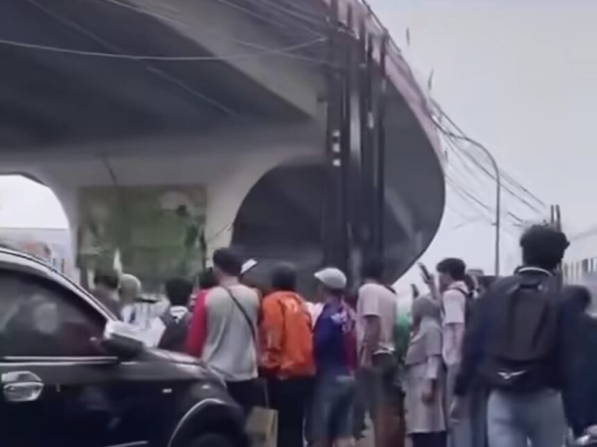 Pria nekat loncat dari Flyover Ciputat, Kota Tangerang Selatan, pada Senin (14/10/2024). Foto: IG, @ulujamitv