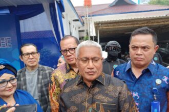 Kepala Badan Narkotika Nasional Republik Indonesia (BNN RI), Komjen Marthinus Hukom (kemeja batik hitam cokelat bermotif) dan jajaran BNN RI dalam memberikan keterangan terkait peredaran narkoba pada awak media beberapa waktu lalu. Foto: Joesvicar Iqbal/dok/ipol.id