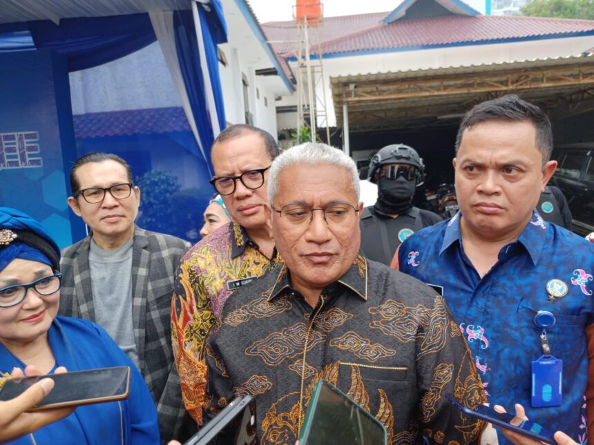 Kepala Badan Narkotika Nasional Republik Indonesia (BNN RI), Komjen Marthinus Hukom (kemeja batik hitam cokelat bermotif) dan jajaran BNN RI dalam memberikan keterangan terkait peredaran narkoba pada awak media beberapa waktu lalu. Foto: Joesvicar Iqbal/dok/ipol.id