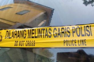 Dilarang melintasi garis police line yang terpasang di tempat kejadian perkara (TKP). Foto: Joesvicar Iqbal/dok/ipol.id