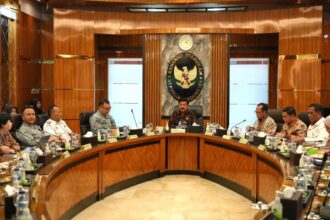 Menteri Koordinator Bidang Politik, Hukum, dan Keamanan Marsekal TNI (Purn) Hadi Tjahjanto saat memimpin rapat di kantor Kemenko Polhukam, Jakarta, Rabu (16/10/2024). Foto: Humas Kemenko Polhukam