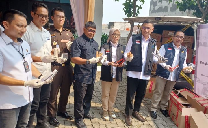 Kepala Badan Pengawas Obat dan Makanan Republik Indonesia (BPOM RI), Taruna Ikrar dan jajaran, TNI-Polri, Bea Cukai serta Kejaksaan menunjukkan barang bukti hasil penindakan sejumlah produk kosmetik ilegal asal Tiongkok di kantor BBPOM di Cipayung, Jakarta Timur, Senin (28/10/2024). Foto: Joesvicar Iqbal/ipol.id