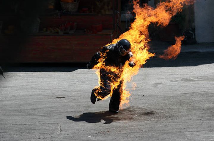 Ilustrasi kakak di Malang tewas dibakar adik kandung. Foto: Istokephoto, @RBFried