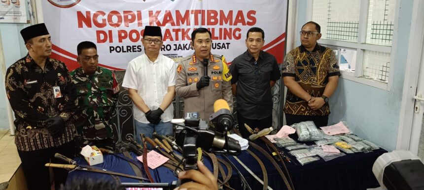 Kapolres Metro Jakarta Pusat, Kombes. Pol. Susatyo Purnomo Condro merilis kasus tawuran pelajar. Foto: dok. Polres Metro Jakpus