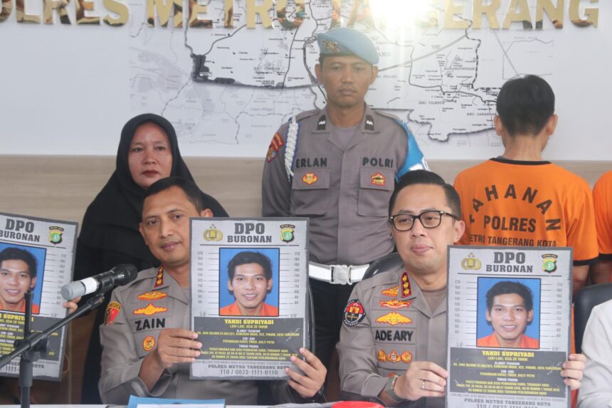 Polisi menunjukkan wajah Yandi Supriyadi (28), DPO kasus pencabulan anak di panti asuhan Yayasan Darussalam An'Nur, Kunciran Indah, Kota Tangerang. Foto: fok. Polda Metro Jaya