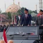 Jokowi dan Prabowo menghadiri apel kesiapan pengamanan pelantikan presiden di Mako Brimob Depok. Keduanya menaiki mobil maung. (Foto: ist)