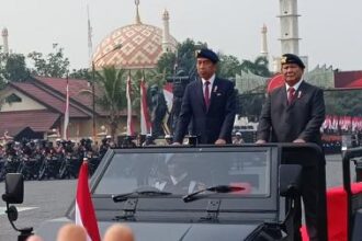 Jokowi dan Prabowo menghadiri apel kesiapan pengamanan pelantikan presiden di Mako Brimob Depok. Keduanya menaiki mobil maung. (Foto: ist)