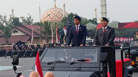 Jokowi dan Prabowo menghadiri apel kesiapan pengamanan pelantikan presiden di Mako Brimob Depok. Keduanya menaiki mobil maung. (Foto: ist)