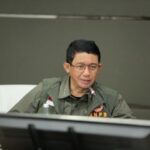 Kepala Badan Nasional Penanggulangan Bencana (BNPB) Letjen TNI, Suharyanto saat mengikuti Rapat Tingkat Menteri, membahas pengiriman bantuan kemanusiaan di Kemenko PMK, Jakarta, pada Selasa (8/10/2024). Foto: Ist