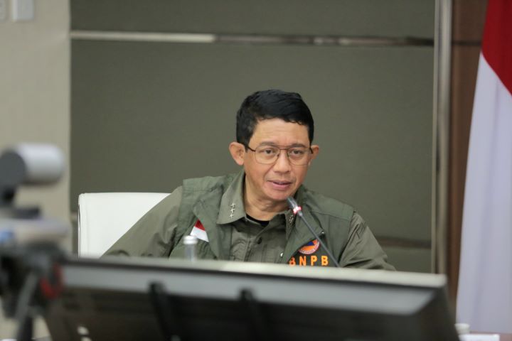 Kepala Badan Nasional Penanggulangan Bencana (BNPB) Letjen TNI, Suharyanto saat mengikuti Rapat Tingkat Menteri, membahas pengiriman bantuan kemanusiaan di Kemenko PMK, Jakarta, pada Selasa (8/10/2024). Foto: Ist