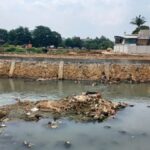 Tampak Kali Cipinang di Wilayah Kelurahan Rambutan, Kecamatan Ciracas, Jakarta Timur, yang mengalami pendangkalan, pada Selasa (8/10/2024). Foto: Joesvicar Iqbal/ipol.id