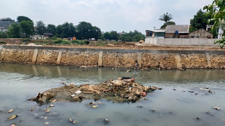 Tampak Kali Cipinang di Wilayah Kelurahan Rambutan, Kecamatan Ciracas, Jakarta Timur, yang mengalami pendangkalan, pada Selasa (8/10/2024). Foto: Joesvicar Iqbal/ipol.id