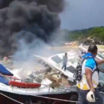 Speedboat calon Gubernur Maluku Utara, Benny Laos, yang terbakar di Pelabuhan Bobong, Pulau Taliabu, hari ini. Foto: tangkapan layar x