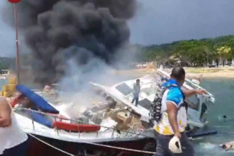 Speedboat calon Gubernur Maluku Utara, Benny Laos, yang terbakar di Pelabuhan Bobong, Pulau Taliabu, hari ini. Foto: tangkapan layar x