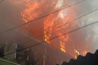 Api berkobar hebat melalap ratusan kamar kontrakan 100 pintu di kawasan padat penduduk Tambora, Jembatan Besi, Jakarta Barat. Foto: IG, @jktnewss (tangkap layar)