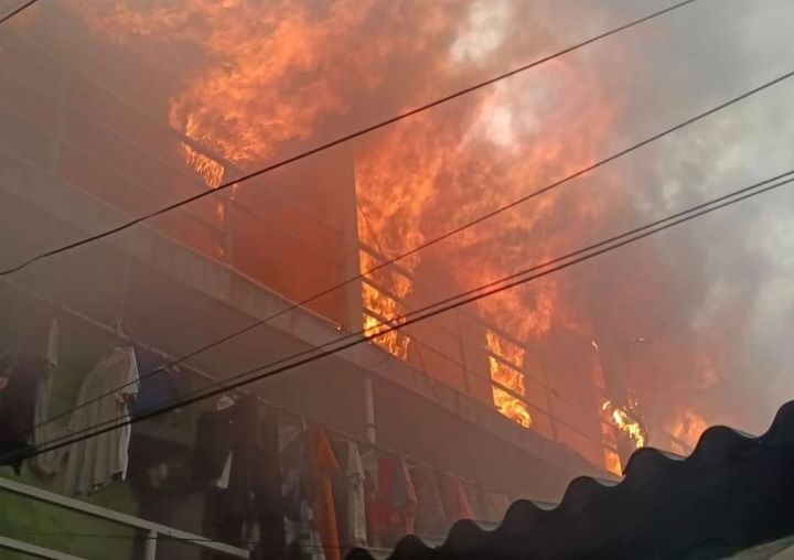 Api berkobar hebat melalap ratusan kamar kontrakan 100 pintu di kawasan padat penduduk Tambora, Jembatan Besi, Jakarta Barat. Foto: IG, @jktnewss (tangkap layar)