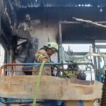 Kondisi rumah dua lantai yang terbakar di Jalan Rawadas, RT 08/RW 03, Kelurahan Pondok Kopi, Kecamatan Duren Sawit, Jakarta Timur, Kamis (31/10/2024) siang. Petugas Damkar berupaya memadamkan hingga dilakukan pendinginan. Foto: Ist