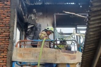 Kondisi rumah dua lantai yang terbakar di Jalan Rawadas, RT 08/RW 03, Kelurahan Pondok Kopi, Kecamatan Duren Sawit, Jakarta Timur, Kamis (31/10/2024) siang. Petugas Damkar berupaya memadamkan hingga dilakukan pendinginan. Foto: Ist