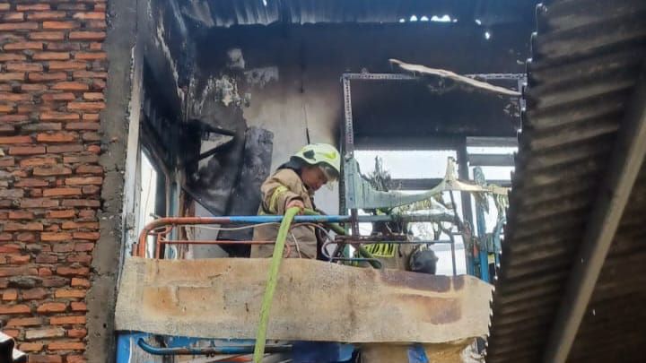 Kondisi rumah dua lantai yang terbakar di Jalan Rawadas, RT 08/RW 03, Kelurahan Pondok Kopi, Kecamatan Duren Sawit, Jakarta Timur, Kamis (31/10/2024) siang. Petugas Damkar berupaya memadamkan hingga dilakukan pendinginan. Foto: Ist