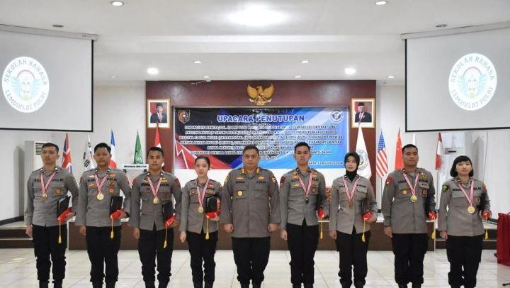 Tampak para anggota Polri yang membangun aplikasi Polisi Jago Bahasa. Foto: polri