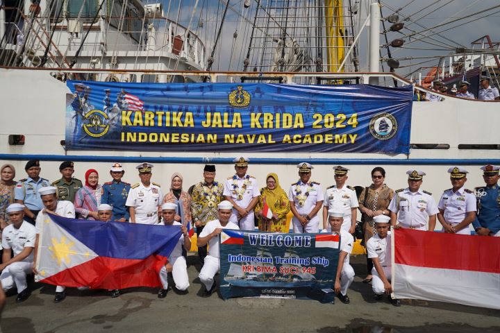 KRI Bima Suci yang berlabuh di Pier 15 South Harbor, Manila, Filipina. Foto: Kemlu