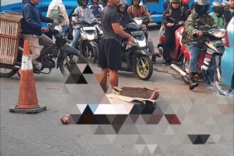 Kecelakaan terjadi di Ciputat Tangerang Selatan yang menyebabkan satu orang pemotor tewas ditempat pada Senin (28/10/2024). Foto: IG, @seputartangsel (tangkap layar)