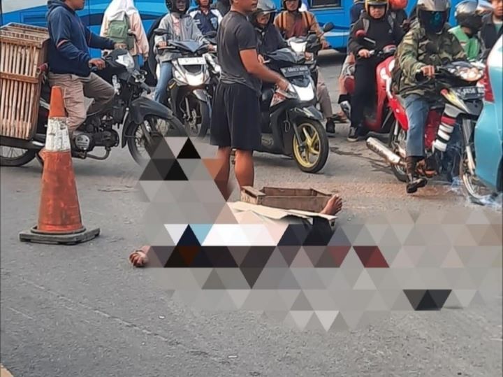 Kecelakaan terjadi di Ciputat Tangerang Selatan yang menyebabkan satu orang pemotor tewas ditempat pada Senin (28/10/2024). Foto: IG, @seputartangsel (tangkap layar)