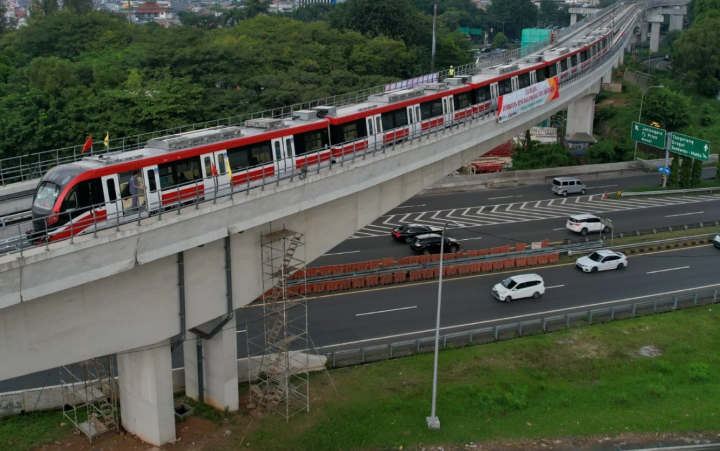 Hari ini tarif LRT Rp1 menyambut suksesi kepemimpinan Indonesia. Foto: KAI