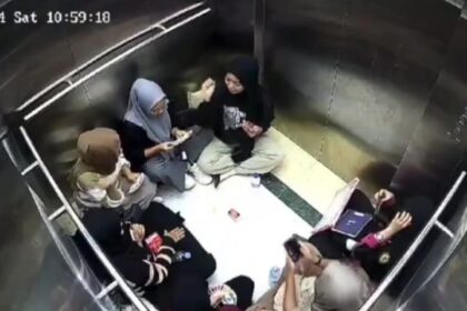 Viral Momen 7 Mahasiwi terjebak didalam lift namun terlihat santai sambil main UNO. Foto: X, @kegoblogan.unfaedah (tangkap layar)