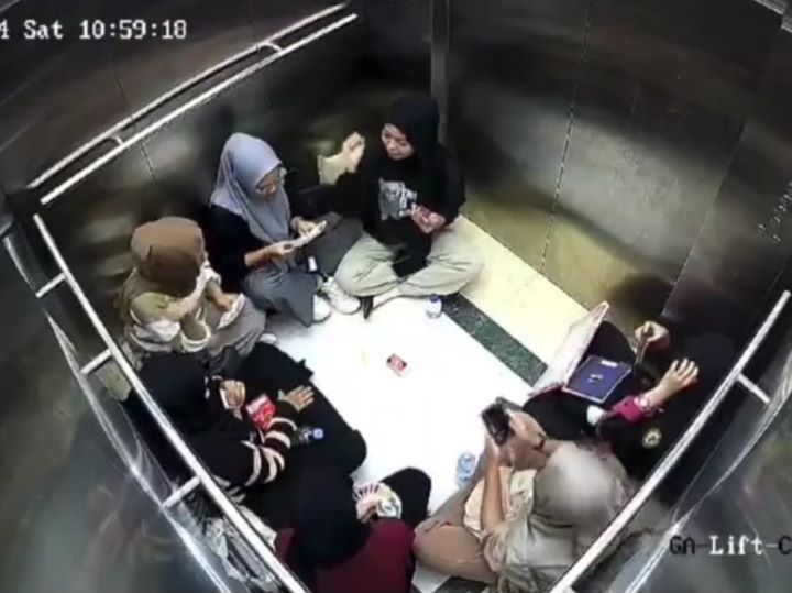 Viral Momen 7 Mahasiwi terjebak didalam lift namun terlihat santai sambil main UNO. Foto: X, @kegoblogan.unfaedah (tangkap layar)