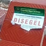 Heboh nampak puluhan makam di TPU Ketepeng Reges, Desa Panyindangan Kulon, Kecamatan Sindang, Kabupaten Indramayu, ditempeli stiker dengan tulisan Disegel. Foto: IG, @ulujamiTV (tangkap layar)