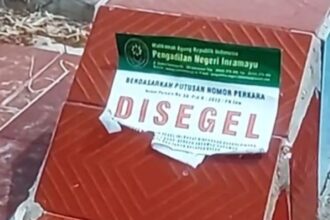 Heboh nampak puluhan makam di TPU Ketepeng Reges, Desa Panyindangan Kulon, Kecamatan Sindang, Kabupaten Indramayu, ditempeli stiker dengan tulisan Disegel. Foto: IG, @ulujamiTV (tangkap layar)