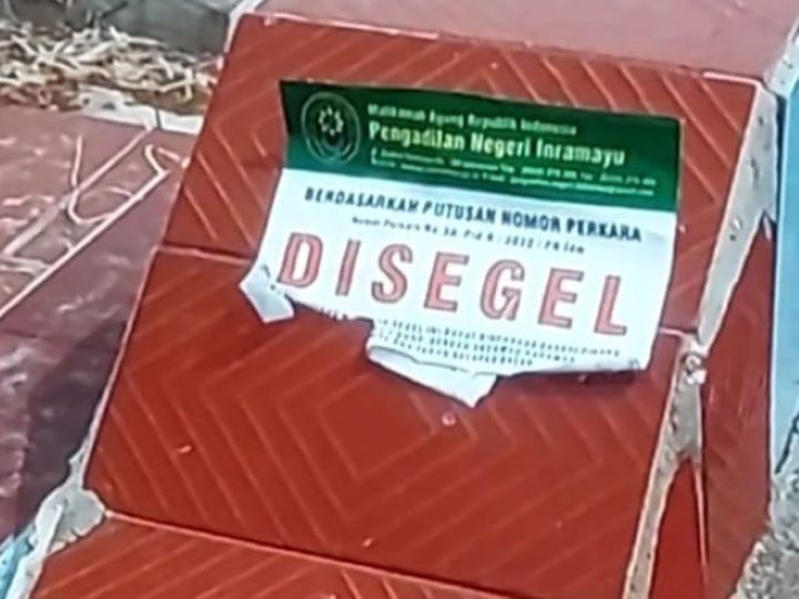 Heboh nampak puluhan makam di TPU Ketepeng Reges, Desa Panyindangan Kulon, Kecamatan Sindang, Kabupaten Indramayu, ditempeli stiker dengan tulisan Disegel. Foto: IG, @ulujamiTV (tangkap layar)