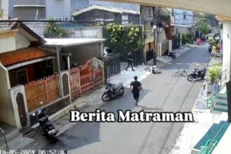 Terekam Closed Circuit Television (CCTV) menyorot kejadian Ketua RW 01, Utan Kayu Selatan, Matraman, Jakarta Timur, menjadi korban penganiayaan oleh warganya sendiri, pada Sabtu (5/10/2024) sekitar pukul 08.51 WIB. Foto: Tangkapan layar Inst@beritamatraman