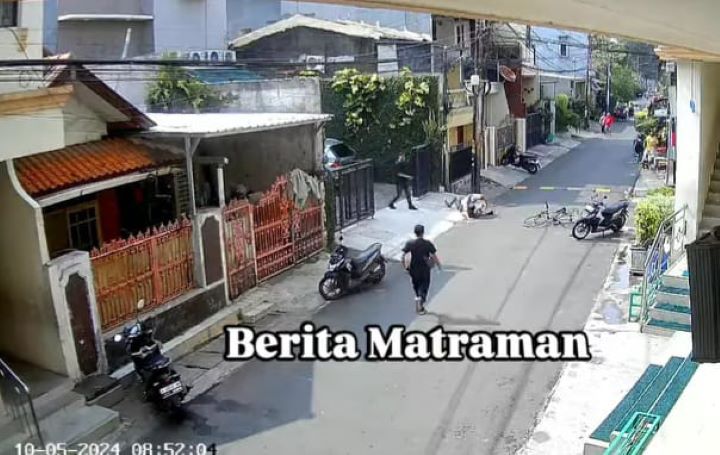 Terekam Closed Circuit Television (CCTV) menyorot kejadian Ketua RW 01, Utan Kayu Selatan, Matraman, Jakarta Timur, menjadi korban penganiayaan oleh warganya sendiri, pada Sabtu (5/10/2024) sekitar pukul 08.51 WIB. Foto: Tangkapan layar Inst@beritamatraman