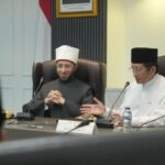 Menteri Agama Nasaruddin Umar saat bertemu Menteri Wakaf Mesir, Usamah Sayyid Azhary dalam kunjungannya ke Kantor Pusat Kementerian Agama, Jalan Lapangan Banteng, Jakarta. Foto: Kemenag